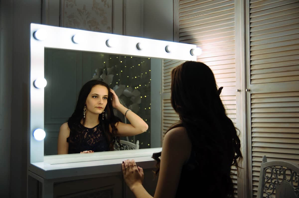 Mirror with LED Lights – Enhance Style & Functionality